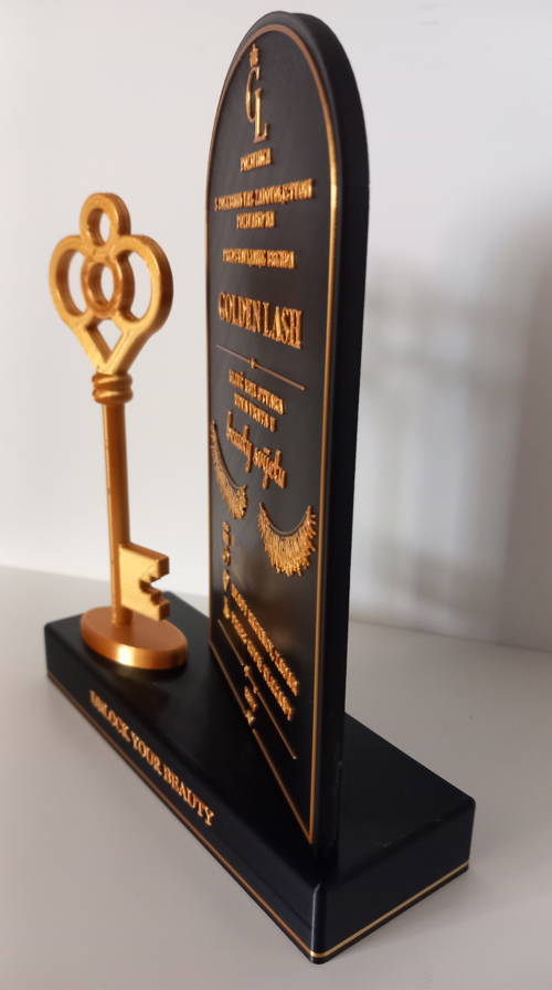 Detalj zlatnog ključa na personaliziranoj 3D pozivnici