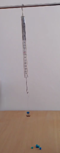 3D printani plastični kružići korišteni u STEM eksperimentu s magnetima i mjerenjem sile