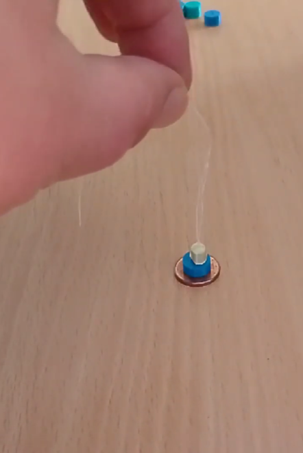 3D printani plastični kružići korišteni u STEM eksperimentu s magnetima i mjerenjem sile